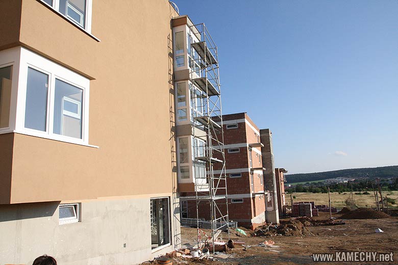 Aktuální stav stavby Kamechy I (etapa 2.) dne 4. 7. 2008
